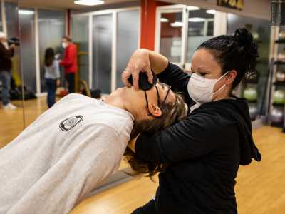 Avviciniamo la 42enne allieva Rosangela, la quale nonostante la sua piccola statura � appena riuscita ad atterrare il compagno sfruttandone i punti deboli: gli occhi e la gola